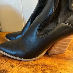 Women's Oasis Society Black Ankle Heeled Boots, Size 7